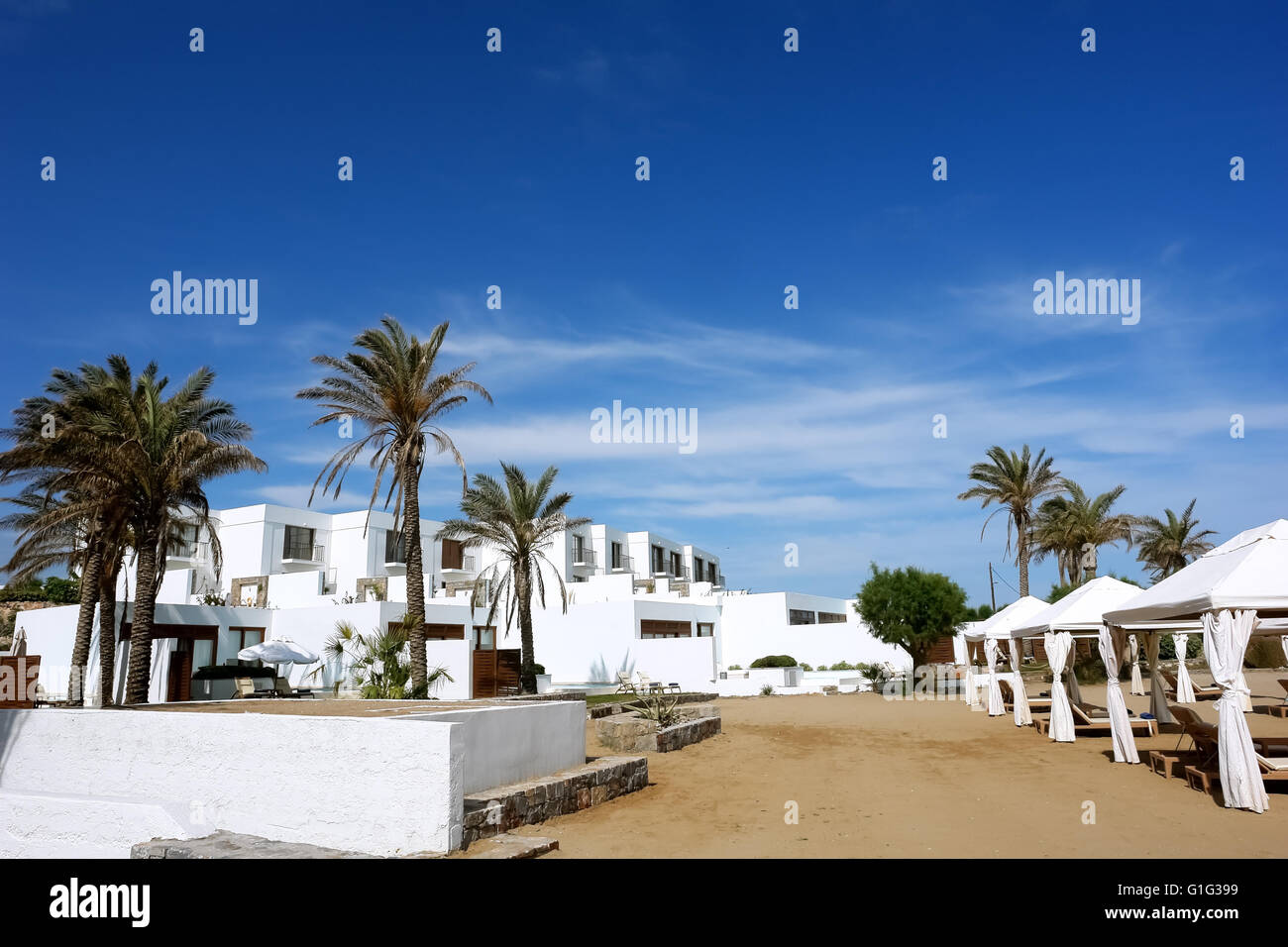 HERAKLION, Kreta, Griechenland - 13. Mai 2014: Der blaue Himmel, moderne Gebäude von Villen und Palmen auf dem Gelände der Luxus-Klasse-hotel Stockfoto