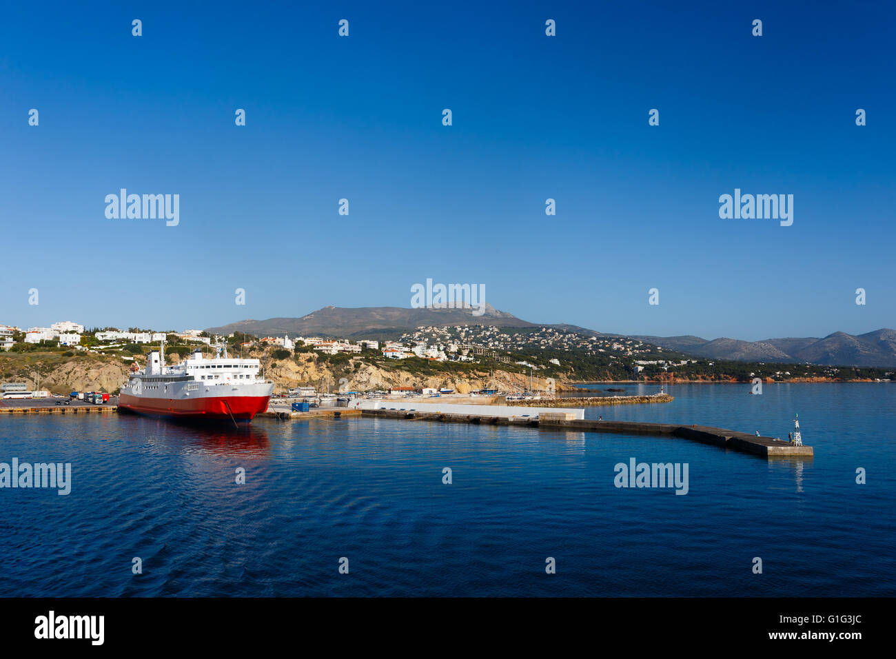 Rafina Hafen mit verankerten Schiff gegen ein blauer Himmel und blaues Wasser in Euböa, Griechenland Stockfoto