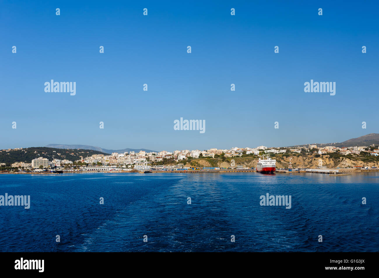 Rafina Hafen mit verankerten Schiff gegen ein blauer Himmel und blaues Wasser in Euböa, Griechenland Stockfoto