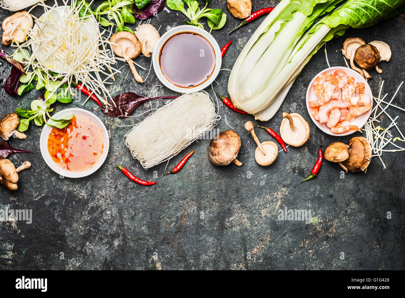 Leckere asiatische Küche Zutaten für thailändische oder chinesische Küche.  Wok unter Rühren braten Zutaten Stockfotografie - Alamy