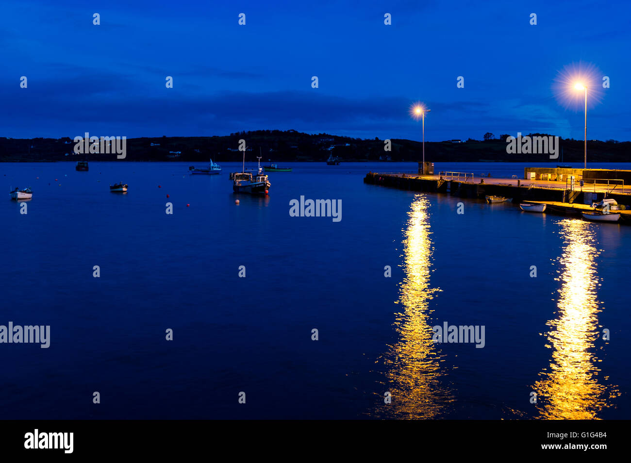 Schull Harbour, West Cork, Irland in der Nacht. Stockfoto