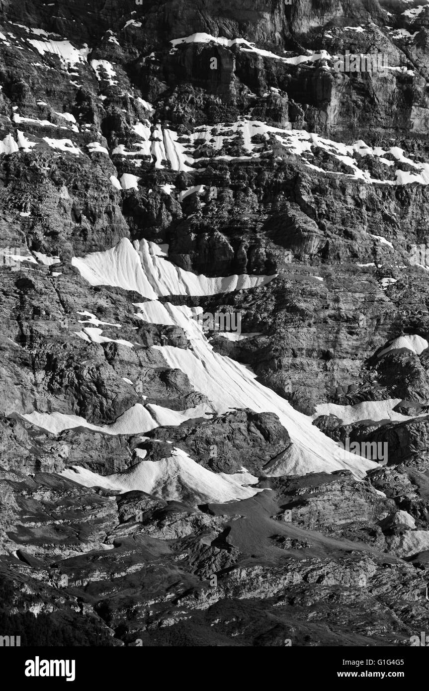 Schweizer Alpen - Schnee bedeckt Berge und tiefe Täler, atemberaubende Aussicht, atemberaubende panorama Stockfoto