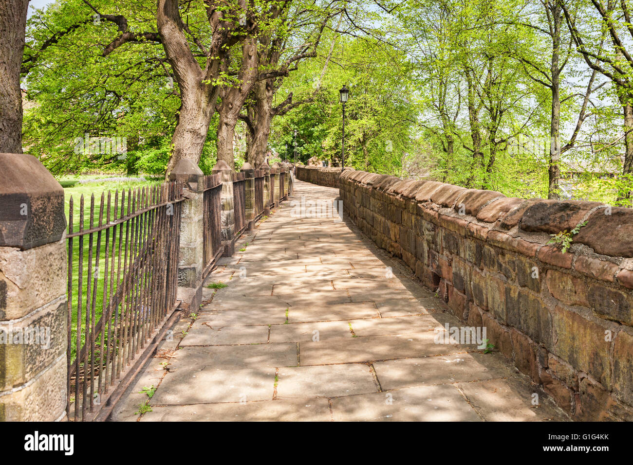 Gehweg auf der Oberseite der Stadt Wände, Chester, Cheshire, England, UK Stockfoto