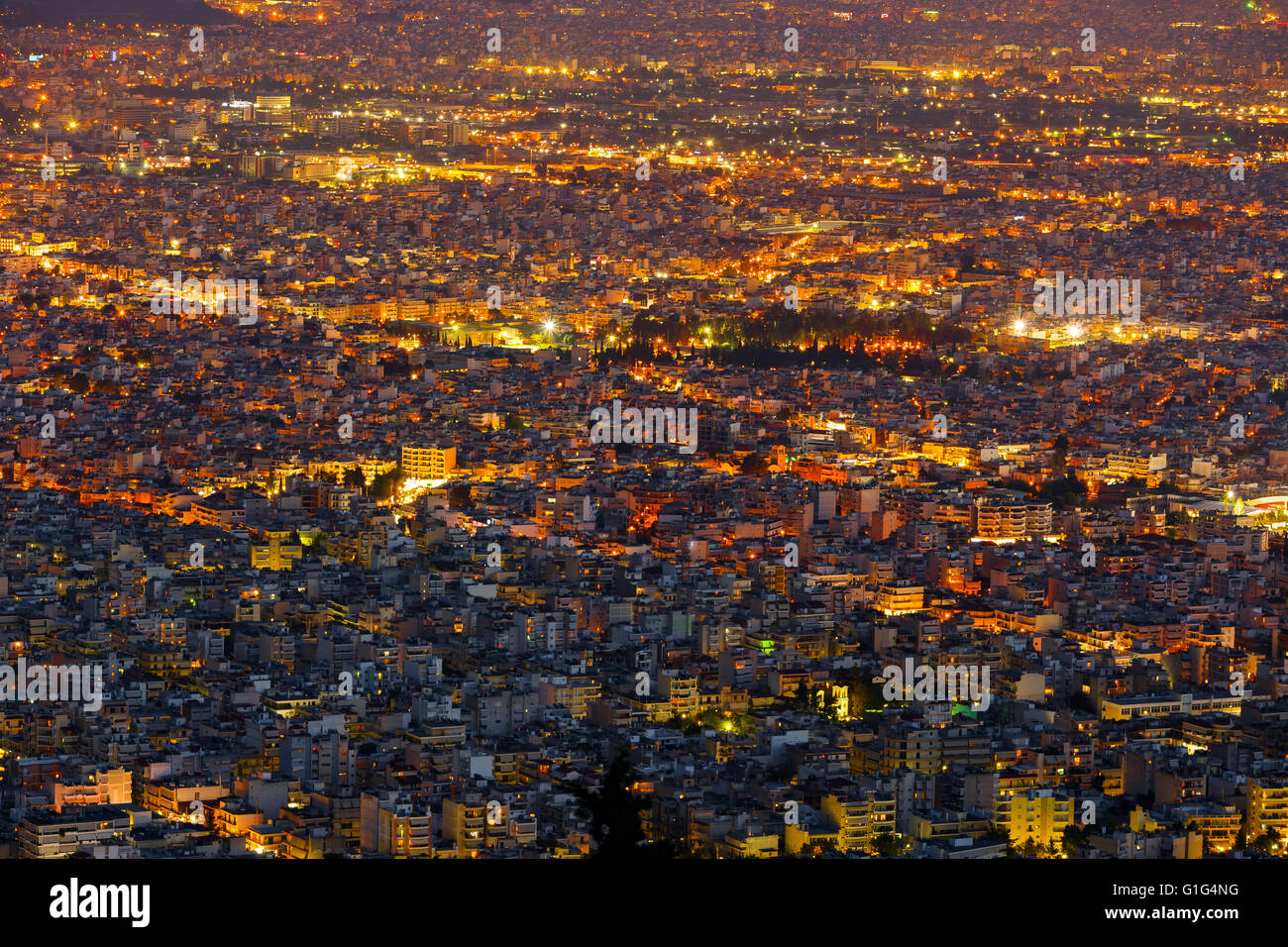 Athen-Skyline-Blick nach Sonnenuntergang mit lebendigen Straßenlaternen in Griechenland Stockfoto