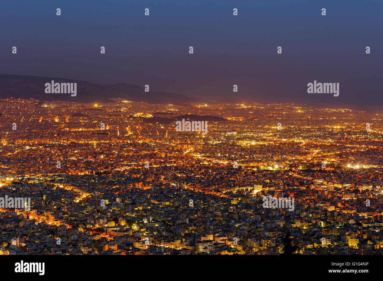 Athen-Skyline-Blick nach Sonnenuntergang mit lebendigen Straßenlaternen in Griechenland Stockfoto