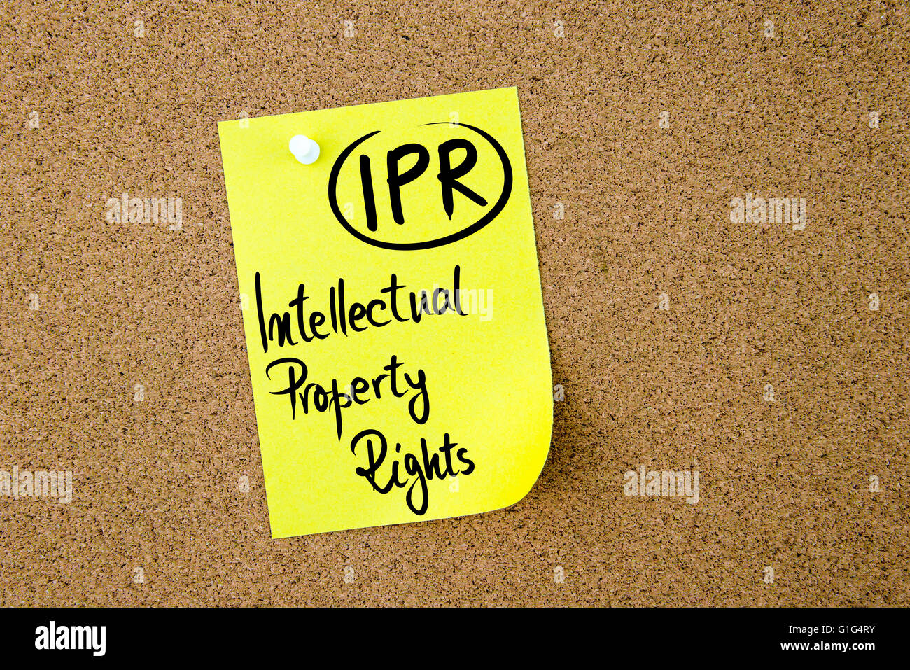 Geschäft Akronym IPR Intellectual Property Rights geschrieben auf gelbem Papier Hinweis merken auf Pinnwand mit weißen Reißzwecke, Kopie Speicherplatz Stockfoto