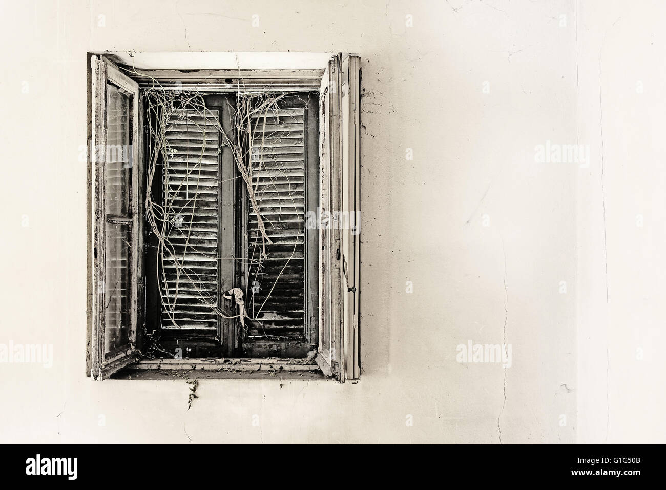 Alten und verfallenen Holzfenster, Textfreiraum an der Wand Stockfoto