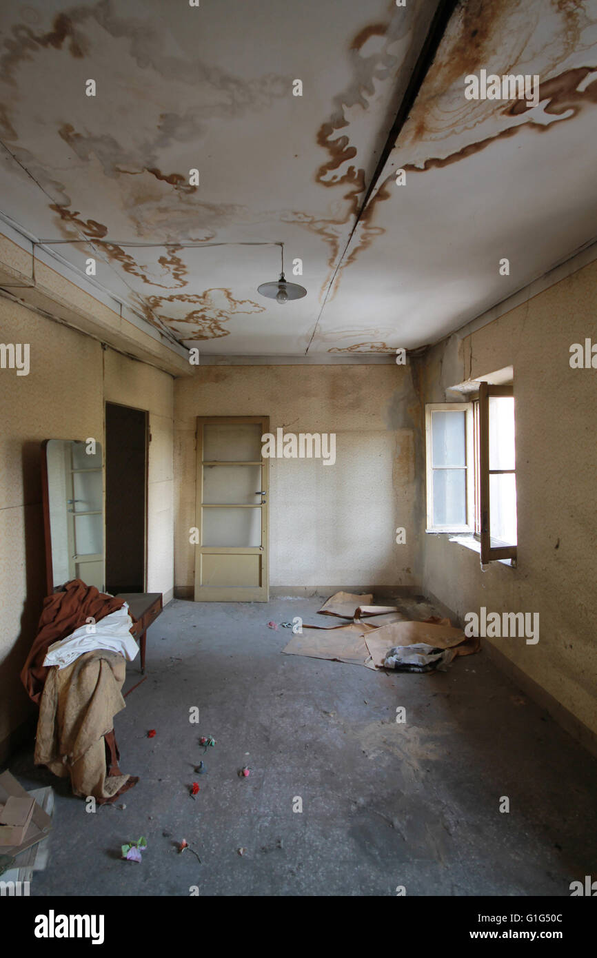 Ruiniert und leere Inneneinrichtungen, Vintage Tapete und Dekorationen Stockfoto