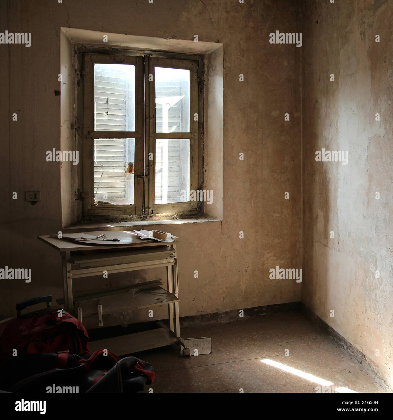 Ruiniert und leere Inneneinrichtungen, Vintage Tapete und Dekorationen Stockfoto