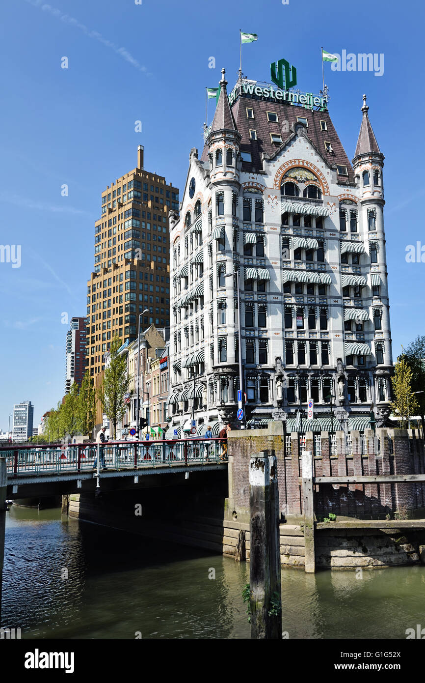 Het Witte Huis (White House) Baujahr 1898 im Art Nouveau Stil am Wijnhaven Kanal, Rotterdam, Niederlande Stockfoto