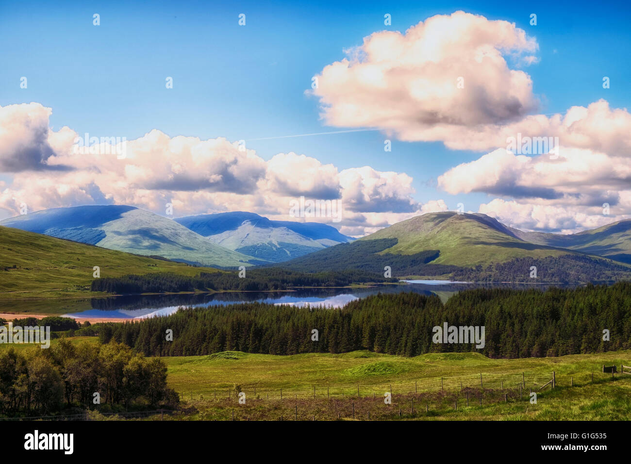Legendären schottischen Ansicht mit Loch, Hügel und Täler Stockfoto
