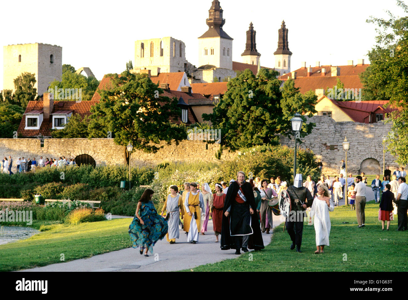 Mittelalterliche Stadt von den Süd- und gekleideten Menschen auf dem Weg in die mittelalterliche Woche Stockfoto