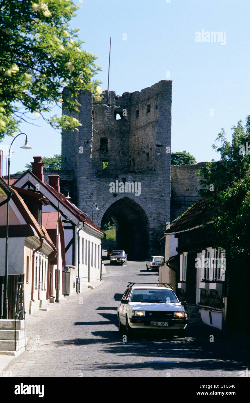 Mittelalterliche Stadt mit einem der Tore in der Stadtmauer Stockfoto