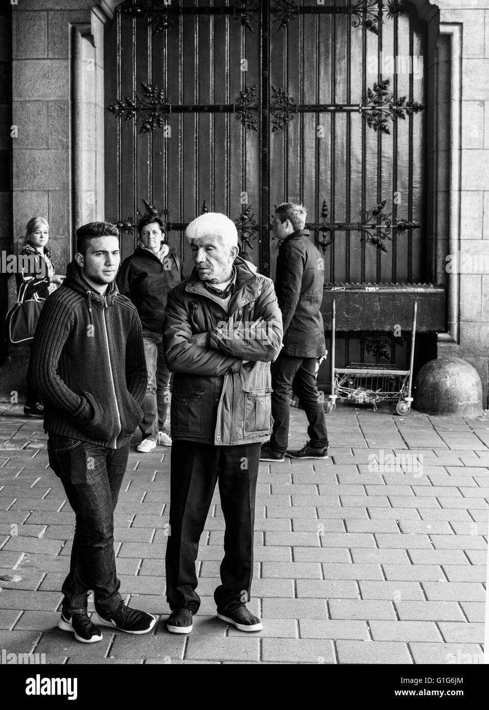 Alter Mann und junge Mann vor Amsterdam Central Station Stockfoto