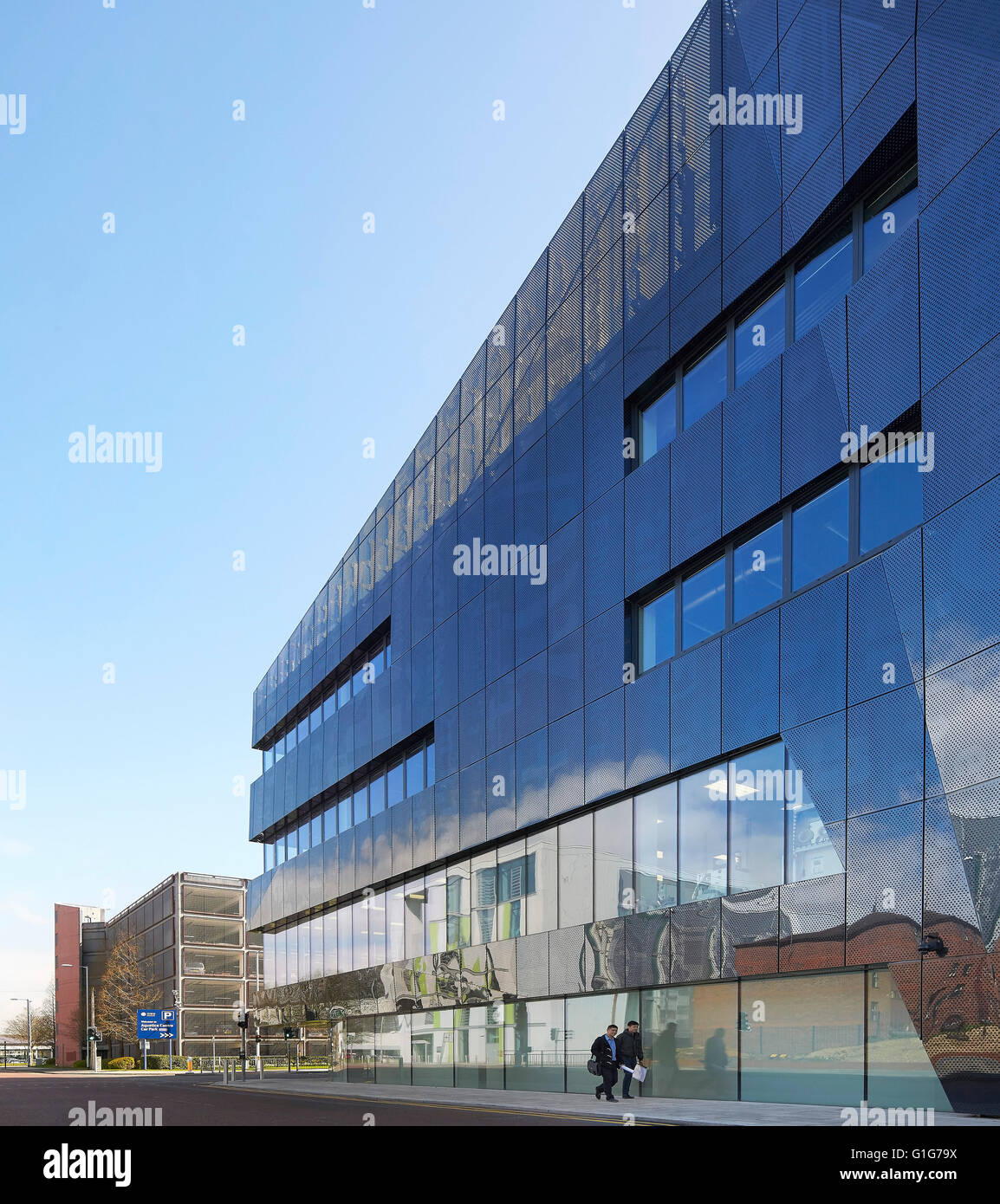 Perspektive der reflektierenden Außenfassade. Graphen-Institut, Universität von Manchester, Manchester, Vereinigtes Königreich. Architekt: Stockfoto