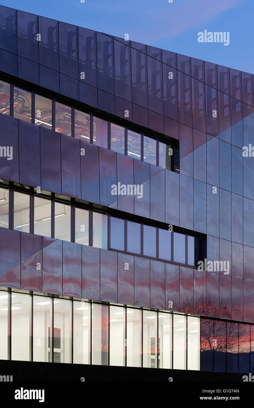 Schräge Fassade Höhe mit beleuchteten Innenraum. Graphen-Institut, Universität von Manchester, Manchester, Vereinigtes Königreich. Architekt: Jestico + verweilt, 2015. Stockfoto