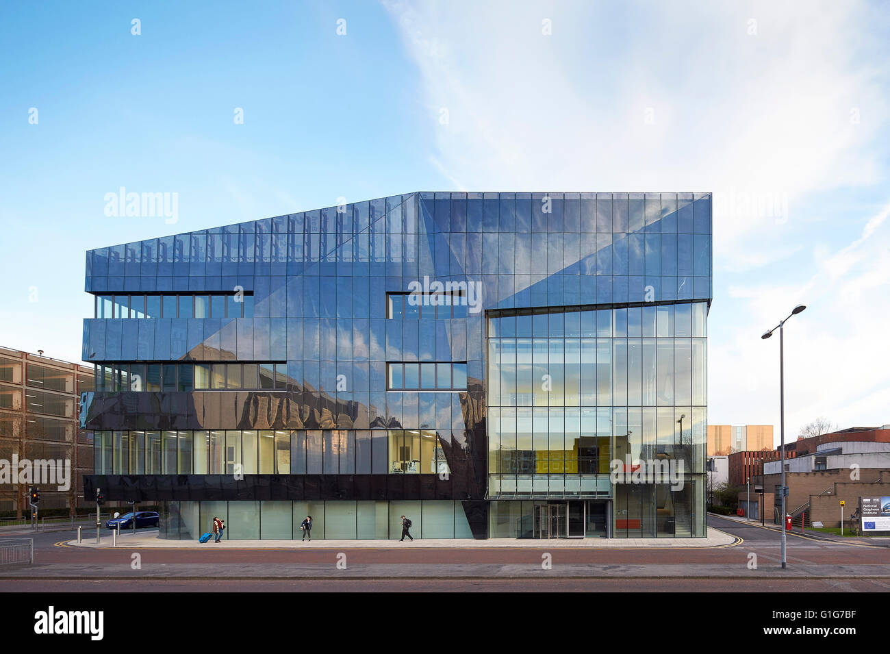 Vorderansicht mit verglasten Foyer Eingang. Graphen-Institut, Universität von Manchester, Manchester, Vereinigtes Königreich. Architekt: Jestico + verweilt, 2015. Stockfoto