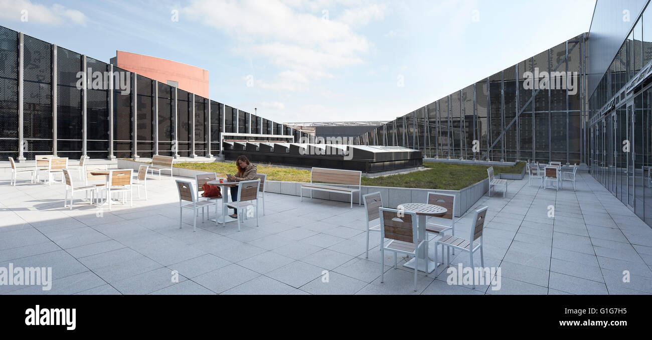 Dach-Terrasse und Pflanze-Zone. Graphen-Institut, Universität von Manchester, Manchester, Vereinigtes Königreich. Architekt: Jestico + verweilt, 2015. Stockfoto
