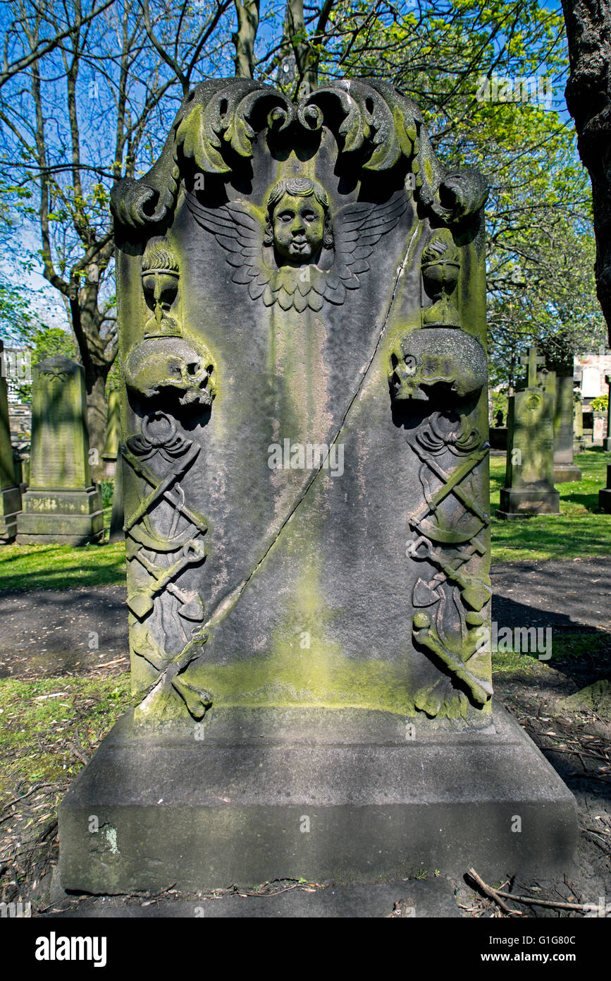 Ein aus dem 18. Jahrhundert Grabstein im Kirchhof der St. Cuthbert in Edinburgh, Schottland, Großbritannien. Stockfoto