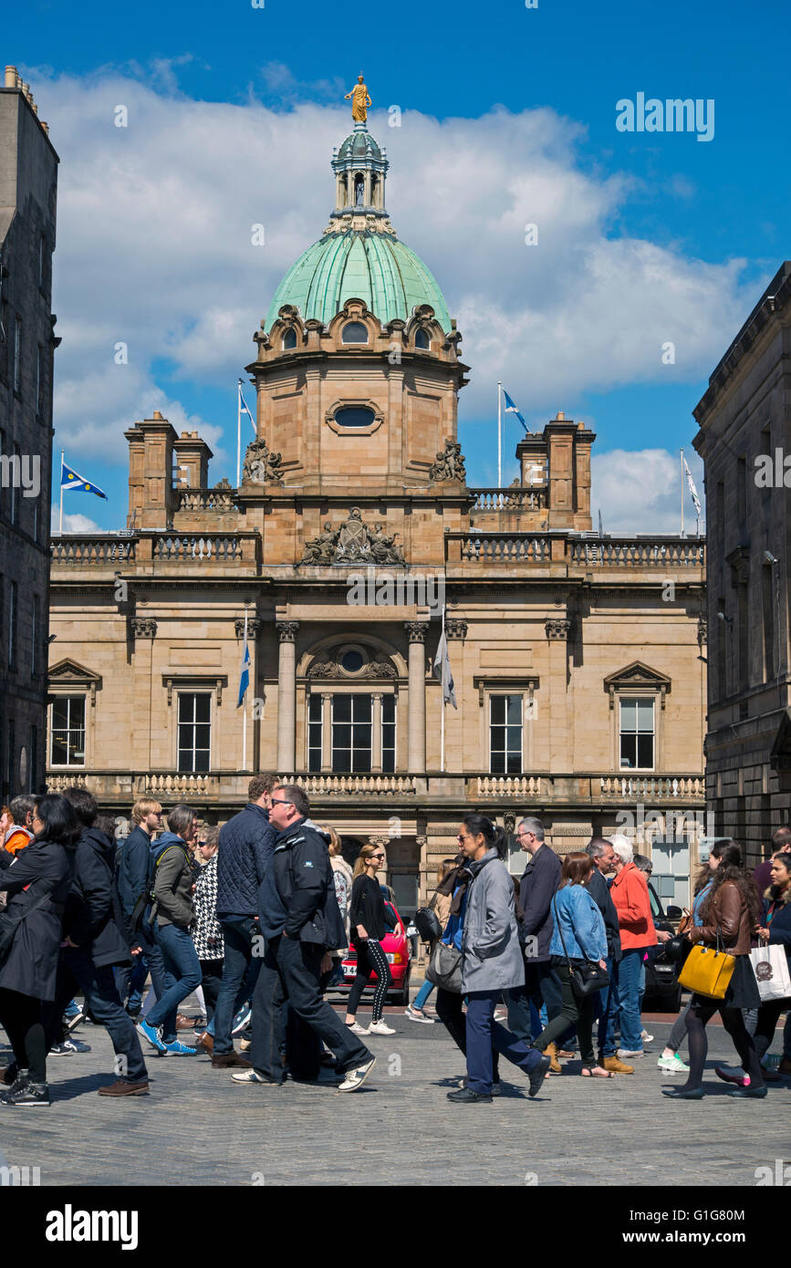 Fußgänger zu Fuß auf der Royal Mile vor der Bank von Schottland-zentrale an der Spitze der The Mound. Stockfoto