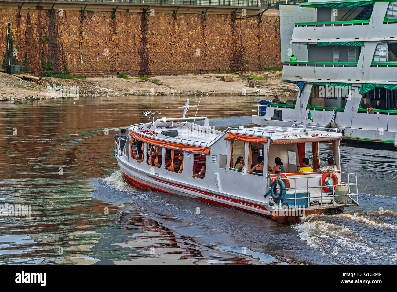 Fluss Boot Fähre über den Fluss Manaus Brasilien Stockfoto