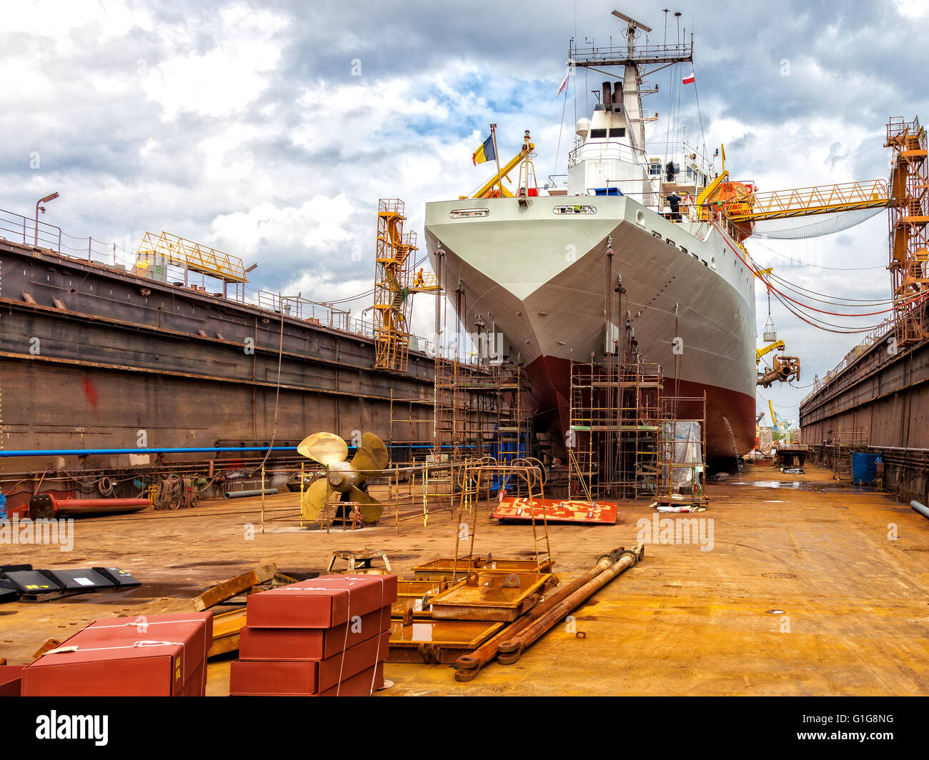 Großes Schiff - Rückansicht mit Propeller in Reparatur. Stockfoto