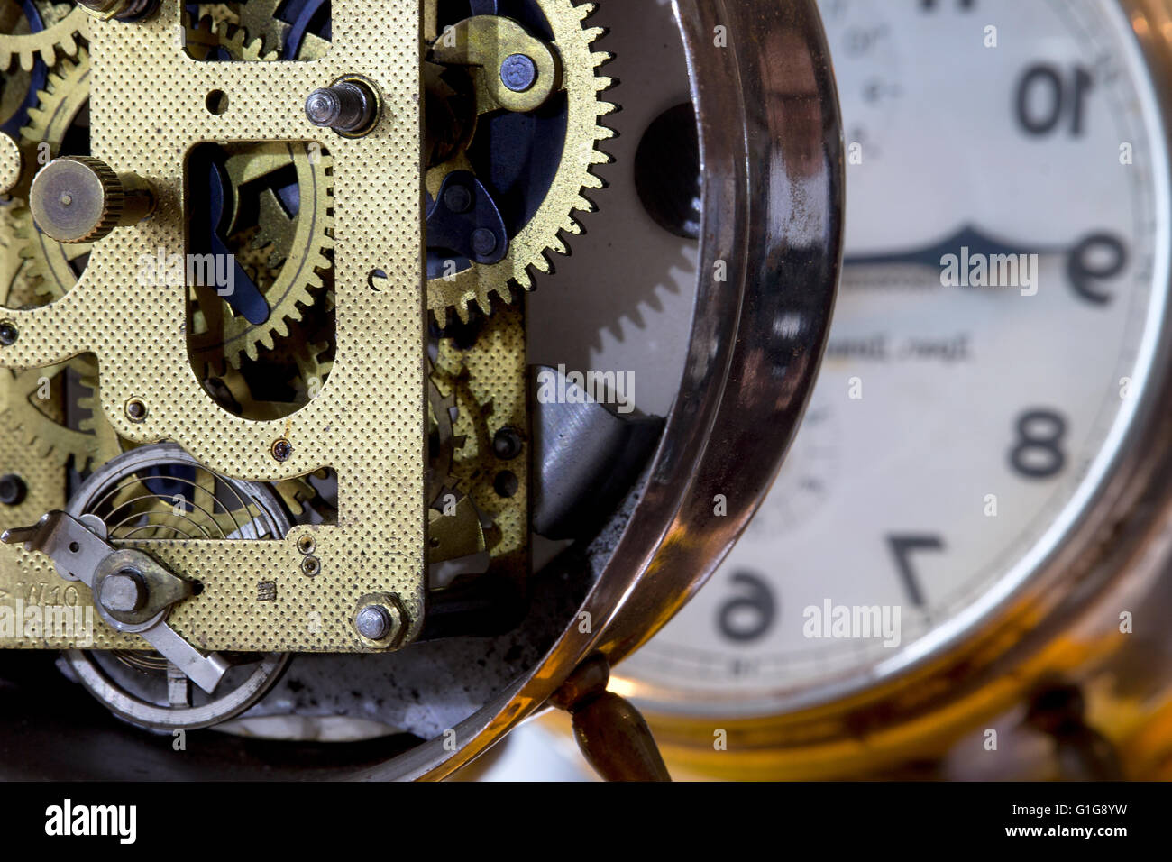 Alte mechanische Wecker mit sichtbaren Mechanismus vor dem Spiegel Stockfoto