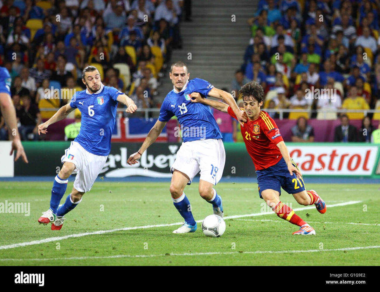 Kiew, UKRAINE - 1. Juli 2012: David Silva aus Spanien (in rot, #21) Angriffe während der UEFA EURO 2012 Endspiel gegen Italien am Olymp Stockfoto