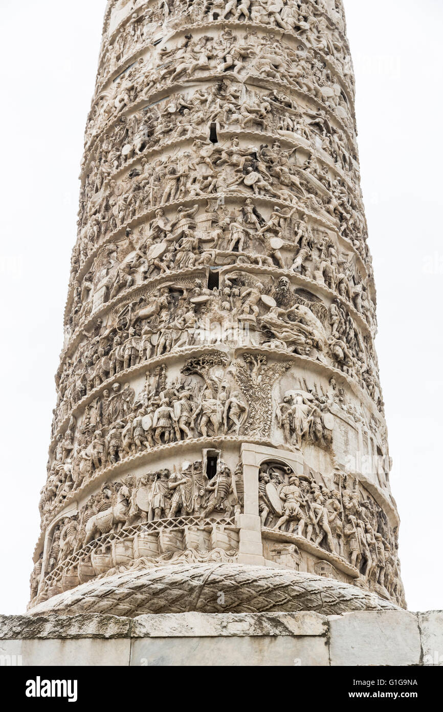 Spalte von Marcus Aurelius, Piazza Colonna, Rom: Doric römische Siegessäule, Spirale Relief der Donau oder Marcomannic Kriege Stockfoto