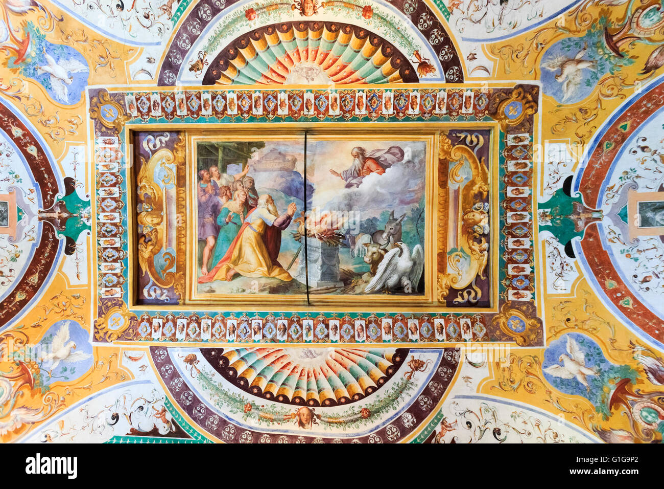 Schöne, bunte bemalte Decke im Inneren der Villa d ' Este, eine Villa in Tivoli, in der Nähe von Rom, Italien Stockfoto