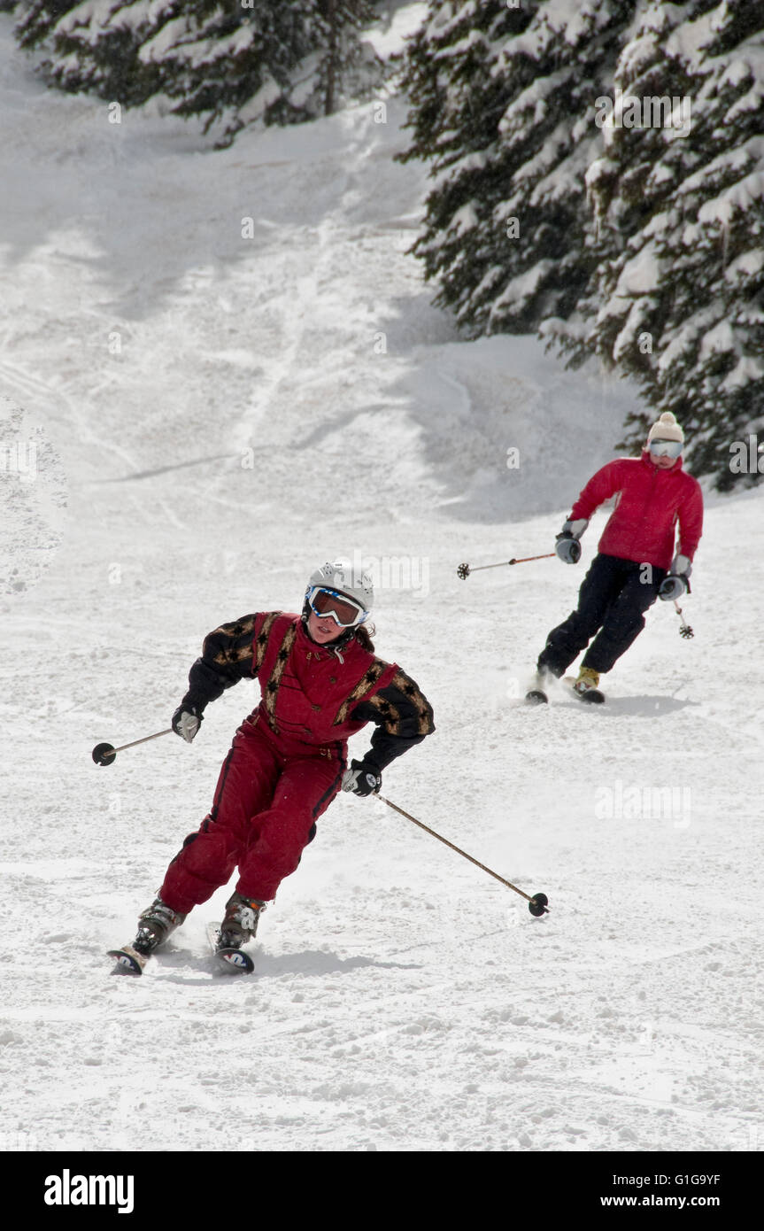Skifahrer steigen eine präparierte ausführen, Skigebiet Aspen Highlands, Aspen, Colorado. Stockfoto