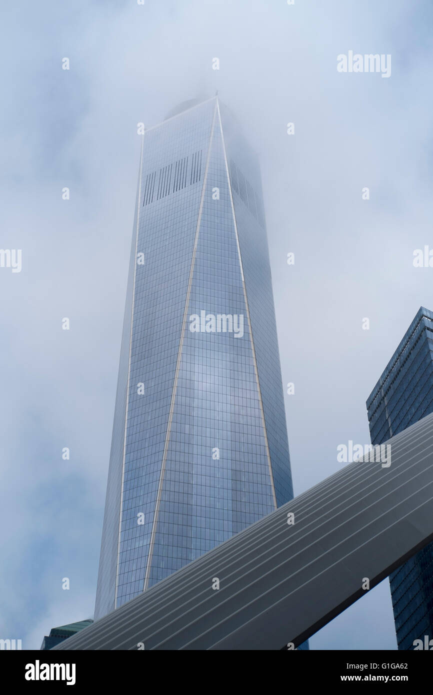 Stimmungsvolle Bild des World Trade Centers mit der Oberseite teilweise von Wolken verdeckt Stockfoto