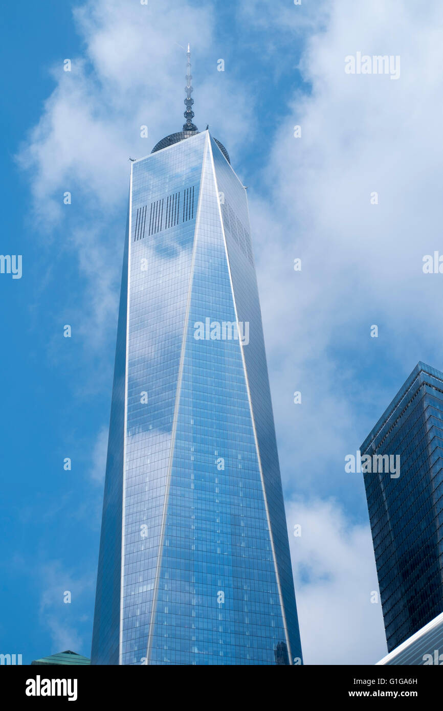 Stimmungsvolle Bild des World Trade Centers mit der Oberseite teilweise von Wolken verdeckt Stockfoto