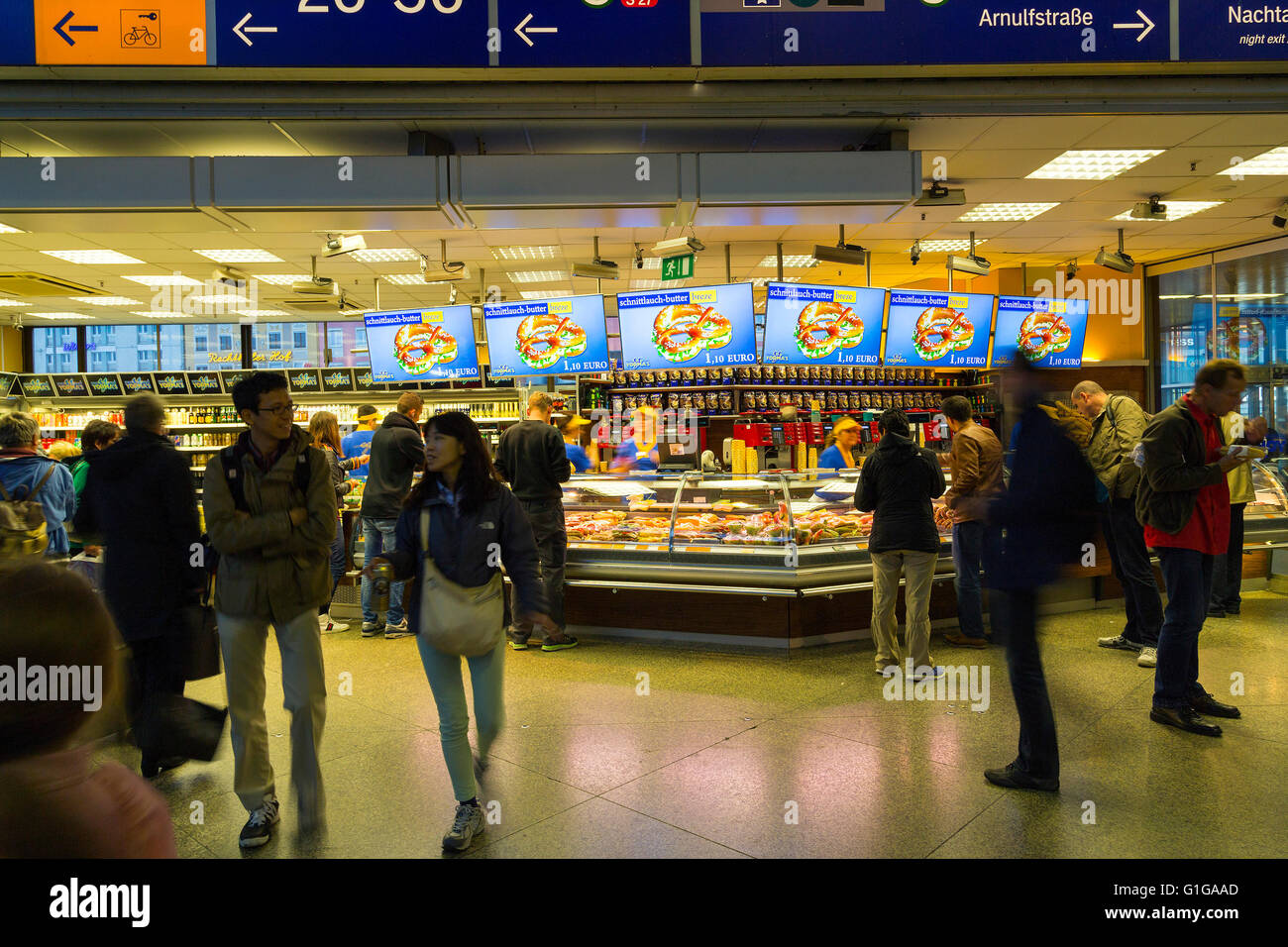 München, 27. August 2014: München Hauptbahnhof am Abend. Stockfoto