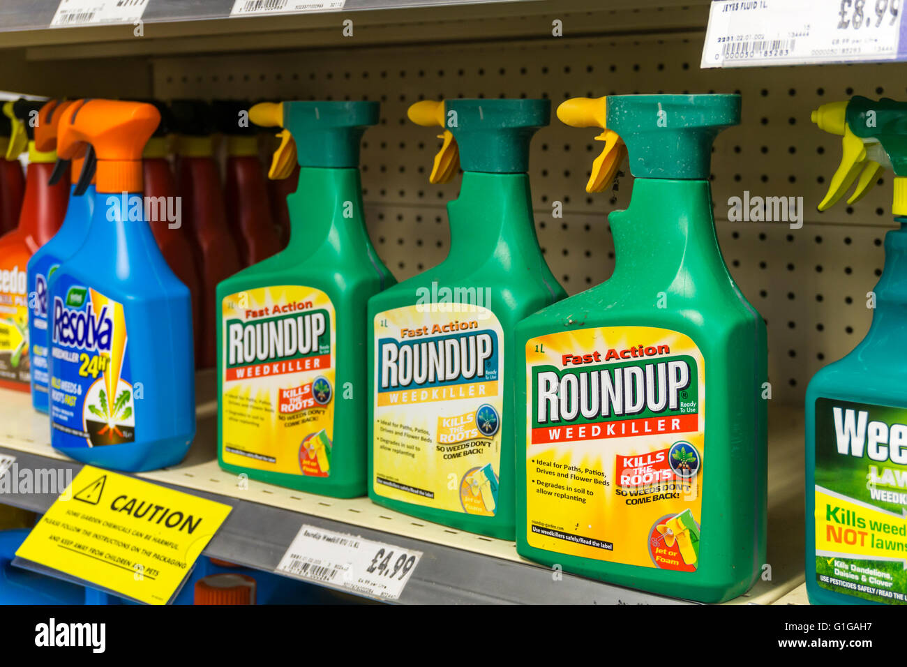Sprühflaschen von Roundup Unkrautvernichtungsmittel auf Verkauf in einem Homebase speichern. Stockfoto
