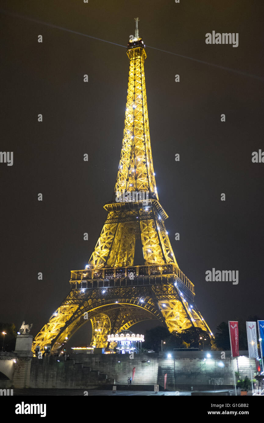 Eiffelturm bei Nacht Stockfoto