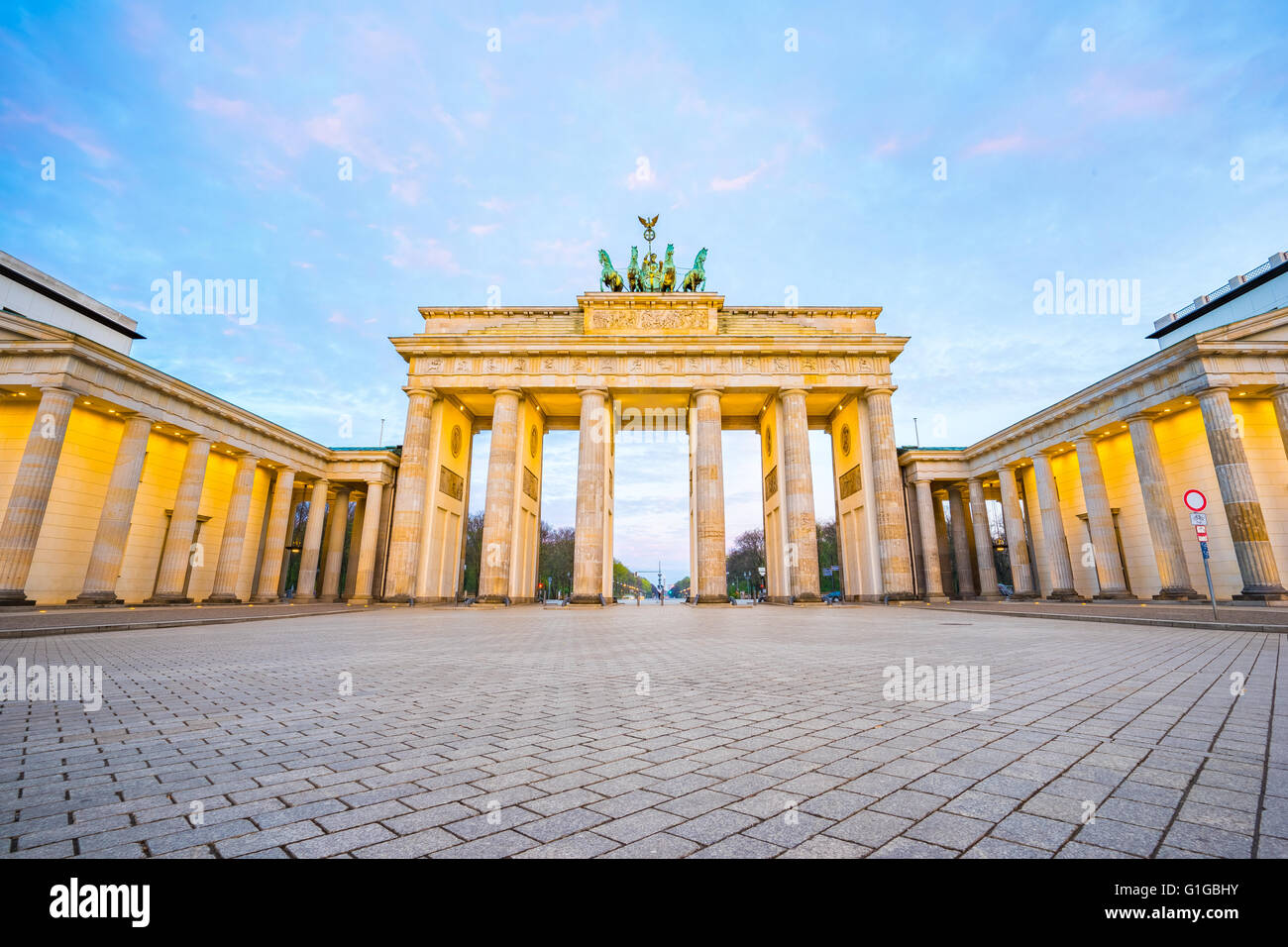 Schönen Himmel mit Brandenburger Tor in Berlin-Deutschland in der Nacht. Stockfoto