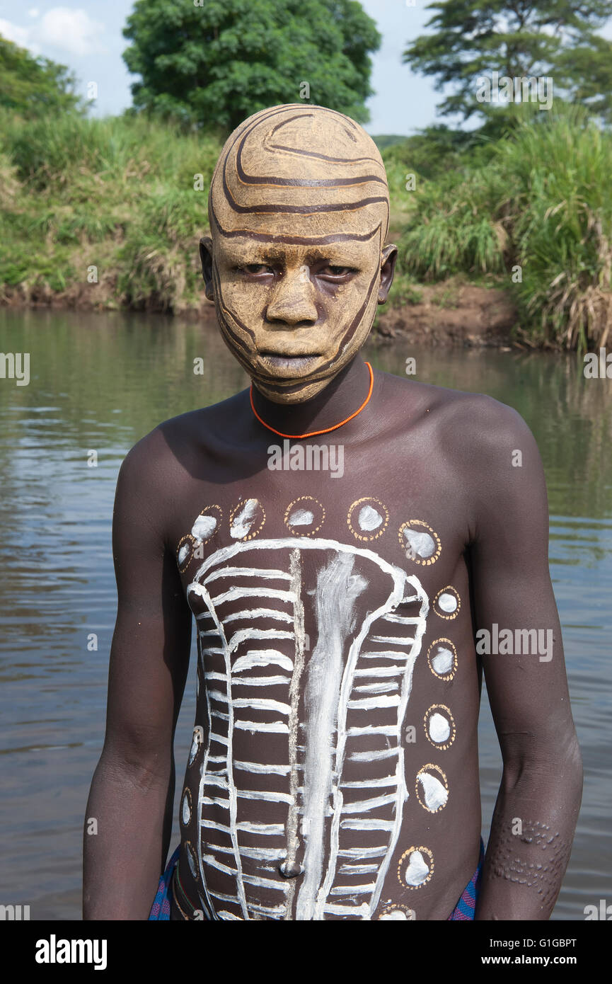 Surma Junge Mit K Rper Gem Lde Kibish Omo River Valley Thiopien Stockfotografie Alamy