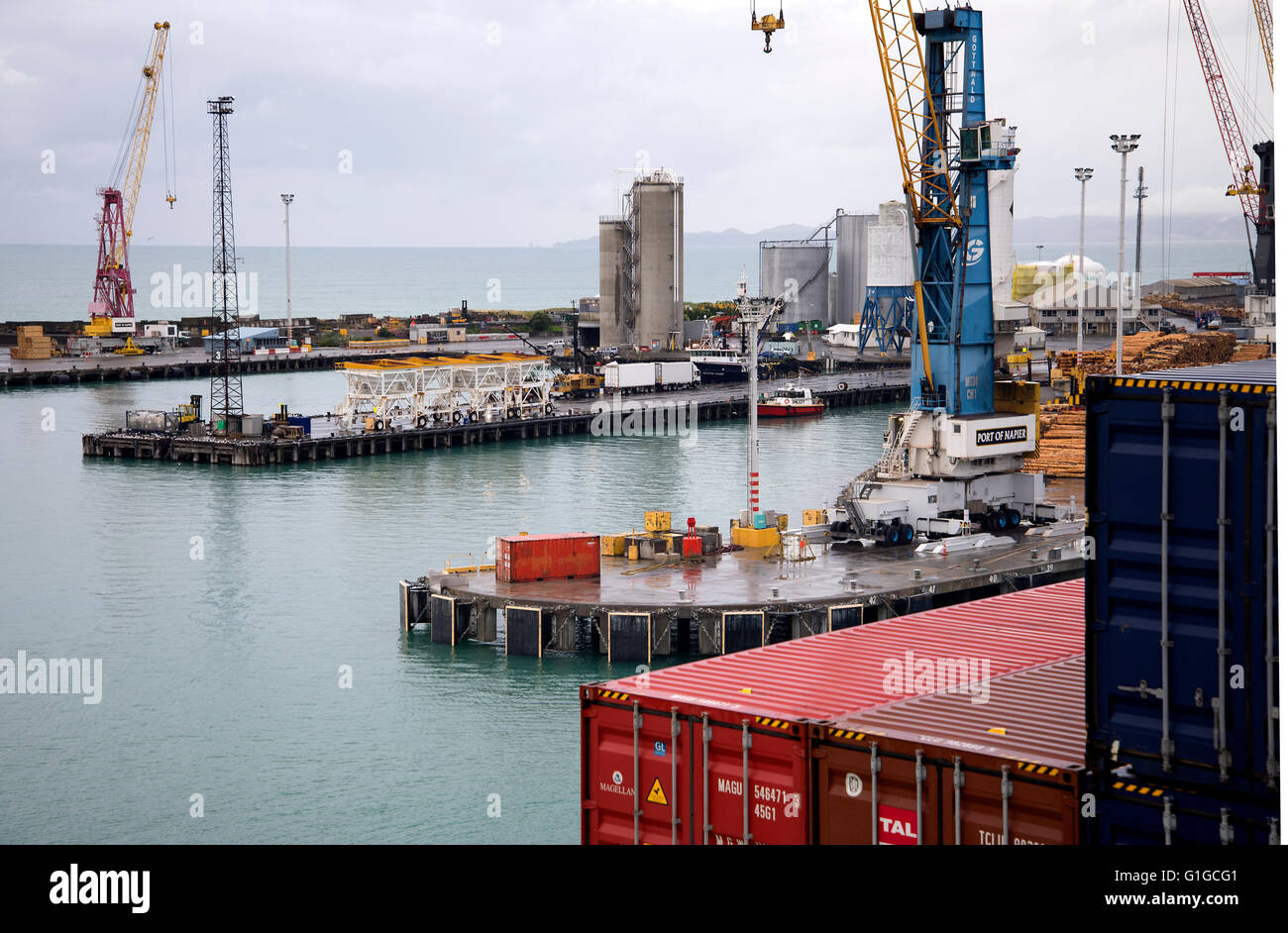 Tolle Aussicht auf Hafen von Napier bei der Ankunft vom Containerschiff Corte Real. Stockfoto