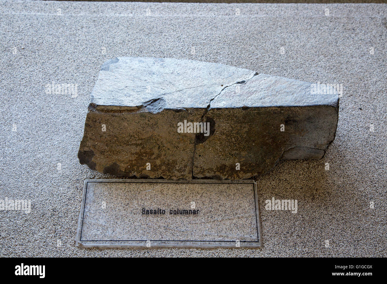 Säulenförmigen Basalt Felsen-Sample-Geologie-Anzeige, studieren Casa de Los Volcanes vulkanische Zentrum, Lanzarote, Kanarische Insel, Spanien Stockfoto