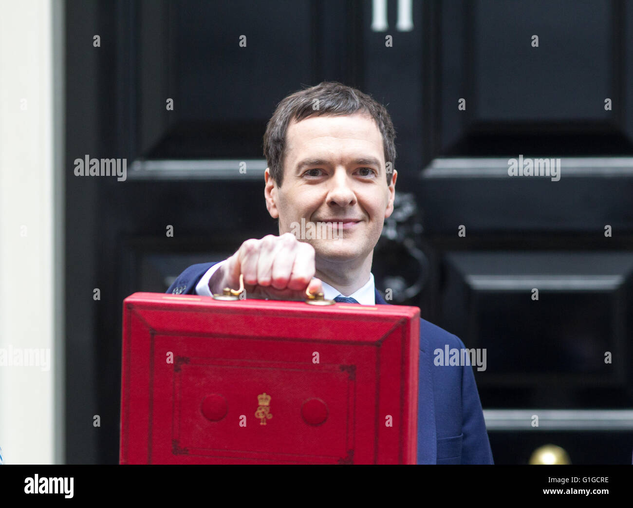 Frau Bundeskanzlerin, George Osbourne, zeigen das rote Feld auf den Stufen der Nummer 11 Downing St, bevor er sein Budget liefert Stockfoto