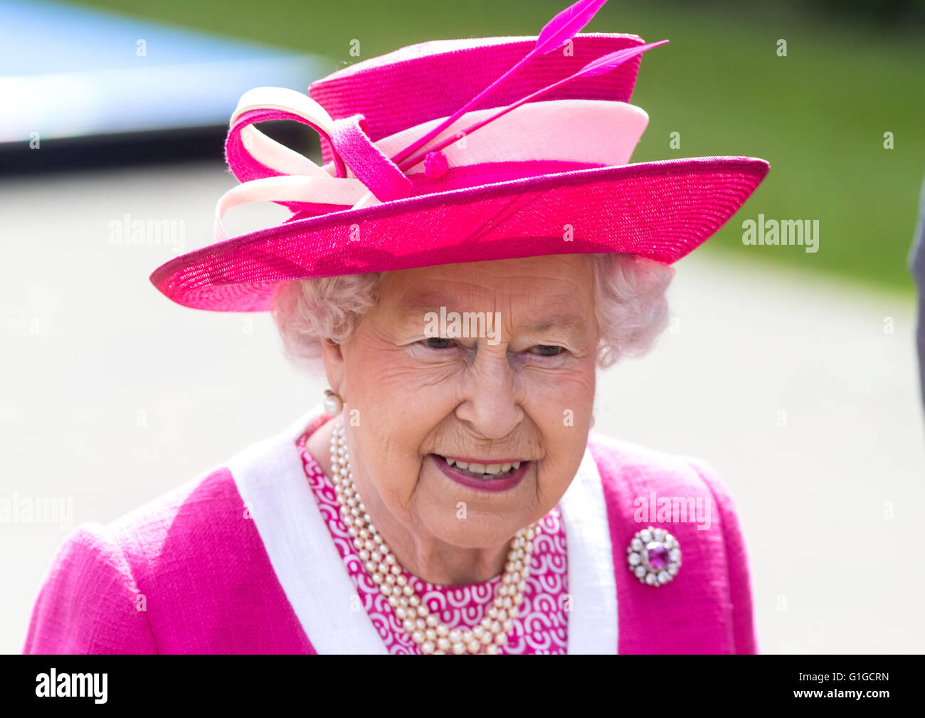 Königin Elizabeth die Sekunde, lächelnd auf einen Rundgang in Hertfordshire Stockfoto