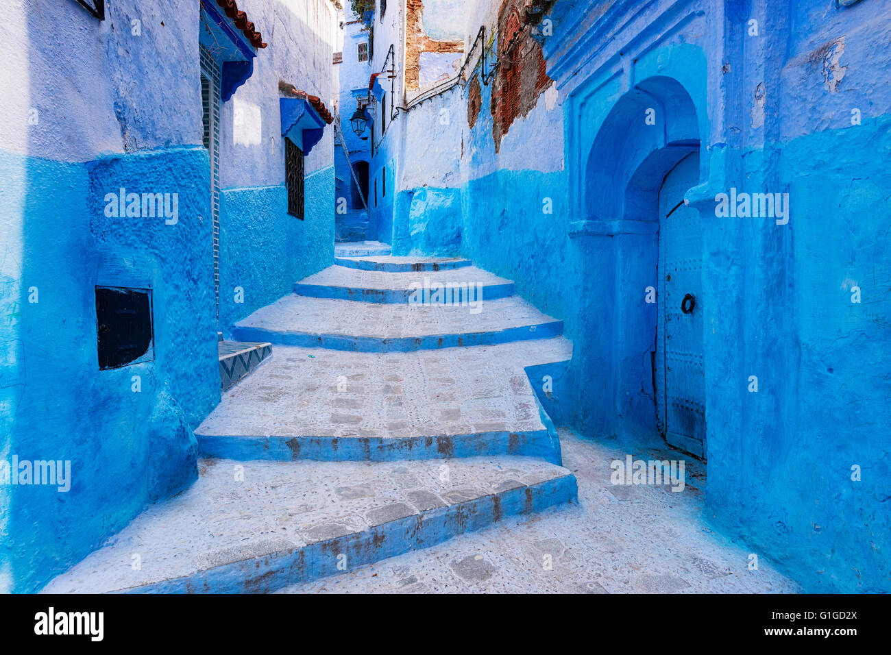 Blick auf eine Straße in die Stadt Chefchaouen in Marokko Stockfoto