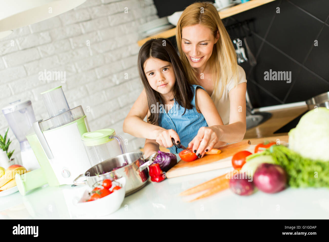 Mutter und Tochter, die Vorbereitung von Gemüse in der Küche Stockfoto