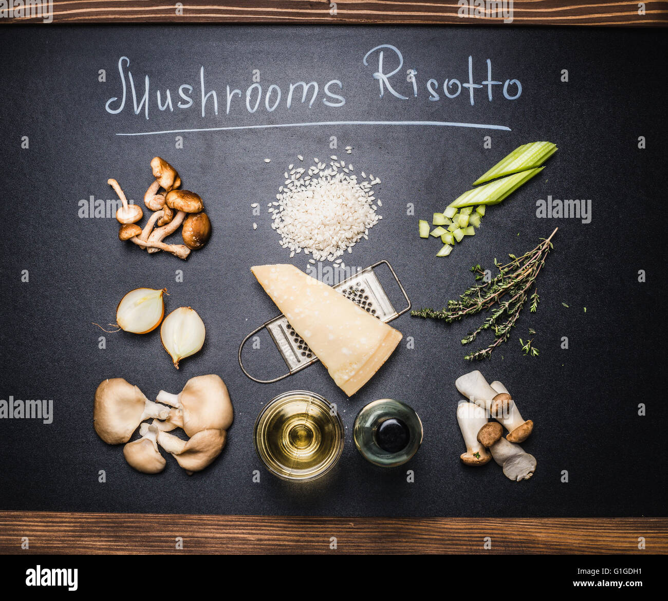 Pilzen Risotto Zutaten auf Tafel Hintergrund mit Text, Ansicht von oben.  Italienische Küche-Konzept Stockfoto