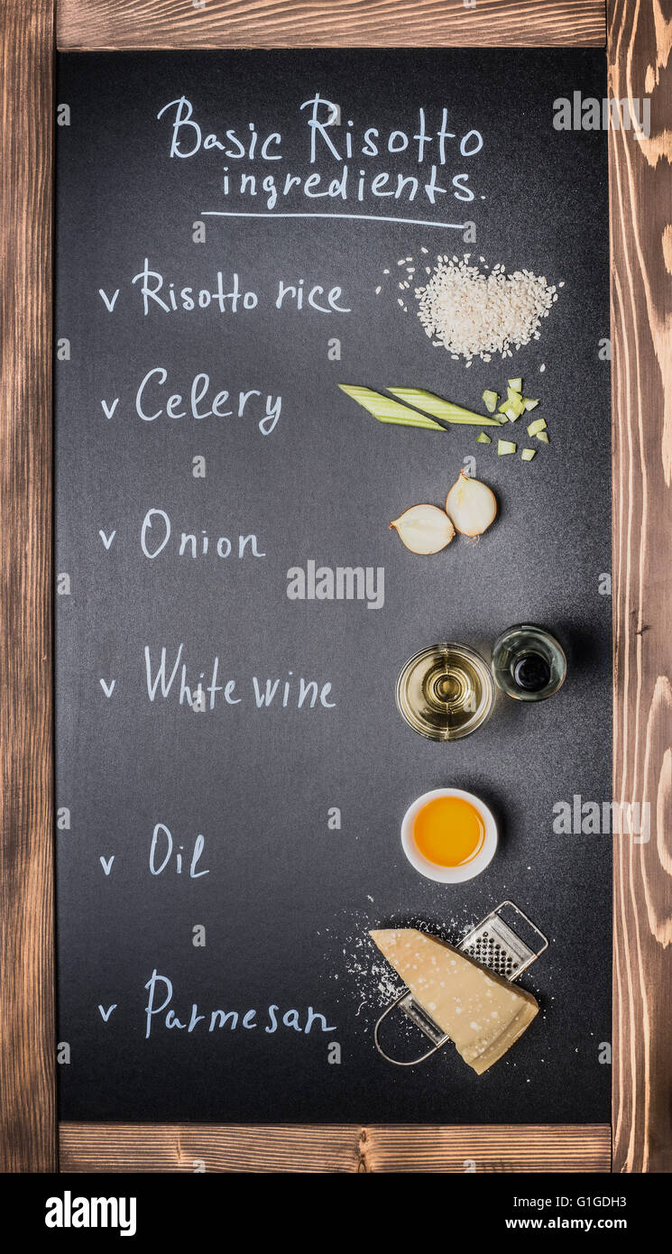 Grundlegende Risotto kochen Zutaten auf Tafel Hintergrund mit Text, Ansicht von oben.  Italienische Küche-Konzept Stockfoto
