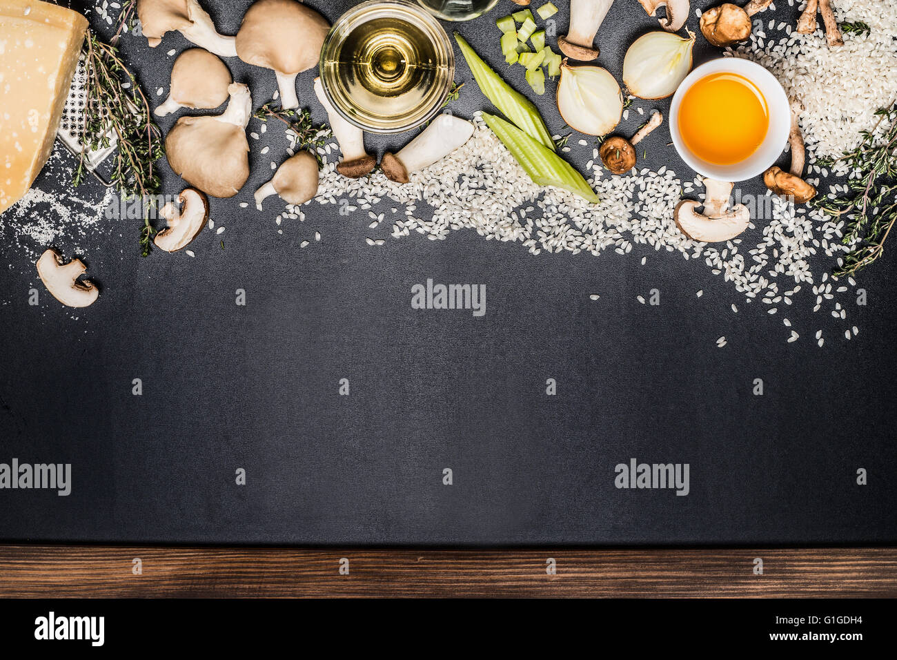 Pilzen Risotto Zutaten auf schwarze Tafel Hintergrund, Ansicht von oben. Italienisches Essen Stockfoto