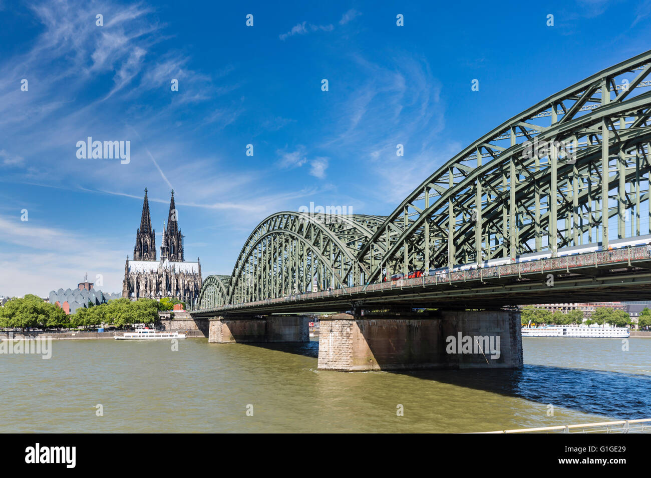 Der Kölner Dom mit Hohenzollernbrücke und Rhein in Deutschland Stockfoto
