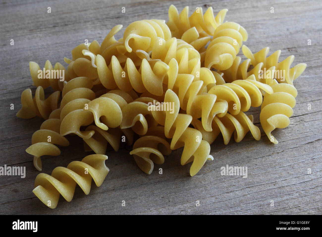 Ungekocht Rotini Nudeln Stockfoto