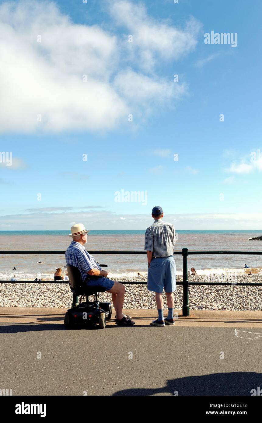 Ältere Herren, Blick auf das Meer an Sidmouth Küste im Sommer Stockfoto